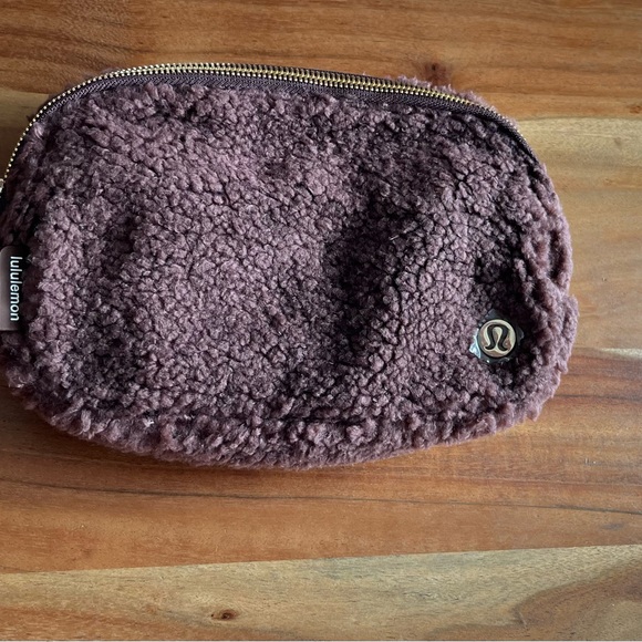 Lululemon Everywhere Belt Bag 1L in Chocolate Fleece NWT - Picture 4 of 7